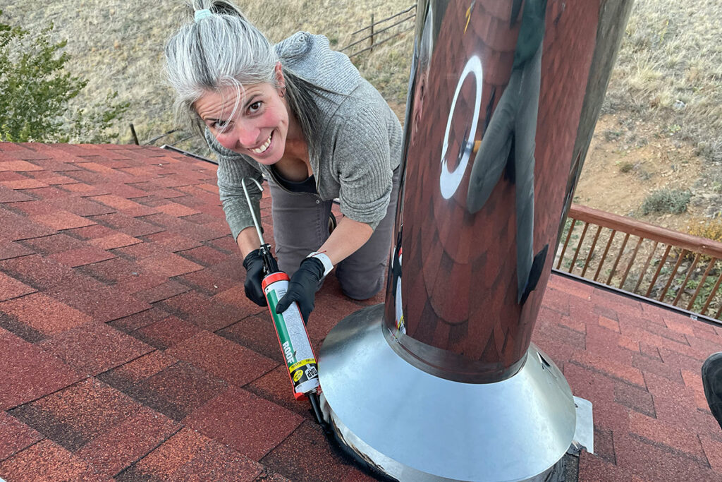 Applying Roof Waterproof Asphalt Filler & Sealant